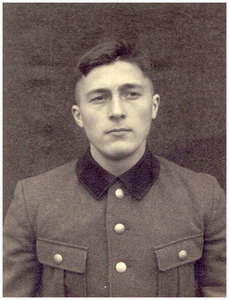 45466 Johann Frigge: militair in uniform. Geboren 16-05-1921 te Sogtrop (Duitsland) portret gesneuvelde op 15-9-1944, ...
