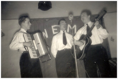 45483 Een optreden van Cabaretgezelschap de Wema's Maarheeze. Frans Valkenburg; Louis Kirkels ; Theo Meijer (Weert );, 1955