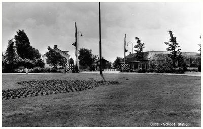 45508 Spoorwegovergang Stationsplein Budel-Schoot: gezien richting Budel-Dorplein met inkijk Pastoor Lemmenstraat, 1955