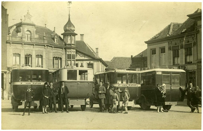 45533 1ste autobusdienst Budel-Eindhoven door Autobusdienst F. van Asten. Bussen staan geparkeerd op de Markt in ...