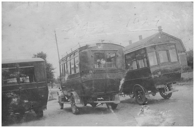45536 Autobusdienst F. van Asten, Budel: De rechtse bus op de foto is bus waarmee de fa van Asten de dienst op ...