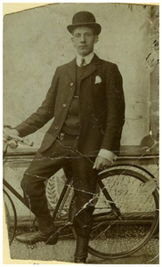 45539 17- jarige Francis van Asten, Budel: oprichter van Autobusdienst F. van Asten. 1. Francis van Asten;, 1907