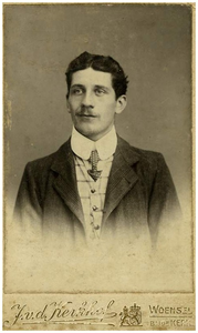 45540 19-jarige Francis van Asten, Budel: oprichter van Autobusdienst F. van Asten. 1. Francis van Asten;, 1909