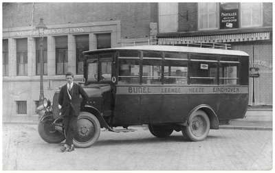 45542 Oprichter F. van Asten, Budel, voor zijn bus van Autobusdienst F. van Asten in Eindhoven. 1. Francis van Asten; ...