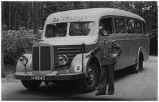 45554 Chauffeur J. Kreij voor de Mercedesbus van Autobusdienst F. van Asten, Budel. Deze bus reed pendeldienst voor ...