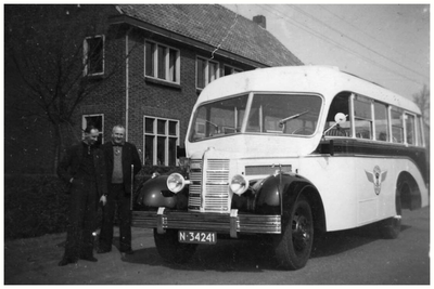 45556 Bedfordbus van Autobusdienst F. van Asten, Budel: De noodcarrosserie is vervangen. 1. J. van Asten; 2. F. van ...