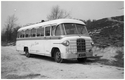 45557 Bedfordbus van Autobusdienst F. van Asten, Budel: De bus reed als o.a. pendelbus voor mijnwerkers naar de ...