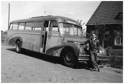 45558 Chauffeur Jan Veldman voor de Whitebus van Autobusdienst F. van Asten, Budel. 1. Jan Veldman, 1954