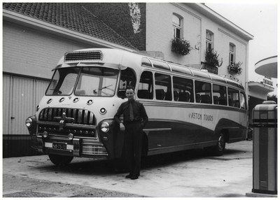 45561 Chauffeur Harry Sprankenis *19-03-1926 Budel: Bedfordbus van busbedrijf van Asten (Autobusdienst F. van Asten ). ...