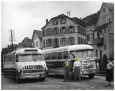 45562 Jac van Asten en Toon Baeten voor de nieuwe Dafbus en de Bedford van busbedrijf van Asten (Autobusdienst F. van ...
