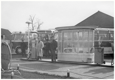 45569 Benzine-Diesel tankstation bij busbedrijf van Asten (Autobusdienst F. van Asten, Budel), 1951
