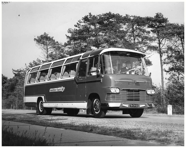 45570 Autobusdienst F. van Asten, Budel: Comfortabele touringbus van fa van Asten. Daf chassis en Roset carrosserie. ...