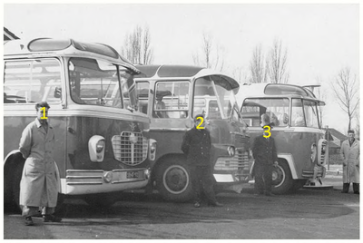 45571 Autobusdienst F. van Asten, Budel: De drie touringcars van de Fa van Asten geparkeerd voor de garage, 1960