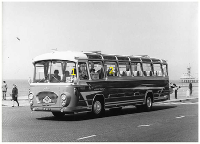 45572 Autobusdienst F. van Asten, Budel: Tijdens Concours délegance op de boulevard te Scheveningen. Fa. van Asten ...