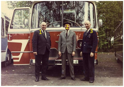 45575 Autobusdienst F. van Asten, Budel. Links: 1. onbekend; midden: 2. Jac van Asten dir. busbedrijf van Asten; ...