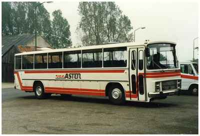 45577 Bus van Fa. van Asten (Autobusdienst F. van Asten, Budel) op de hoek van Houtstraat/ Dr. Ant. Mathijsenstraat, 1965