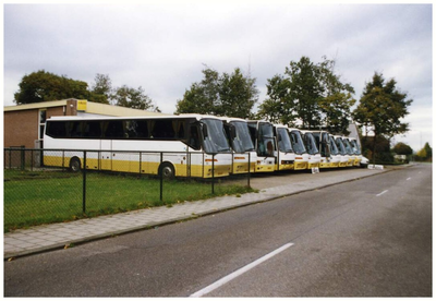 45583 Wagenpark bussen van Fa. van Asten (Autobusdienst F. van Asten, Budel) voor de garage, Wolfswinkel, 1998