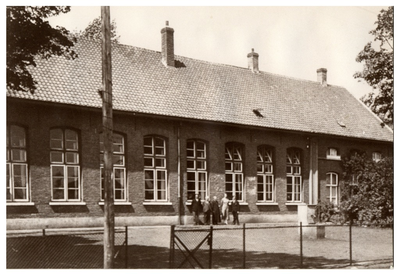 45659 Lagere school, Zitterd 5, Soerendonk : van links naar rechts: W. van Exel, J. Baartmans, pastoor Becx, juffrouw ...