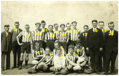 45677 Voetbal elftal Budel: staand 9 v. links scheidsrechter Driek Wijnen 15. scheidsrechter Driek Wijnen;, 1930 - 1935