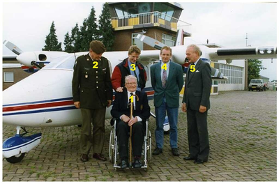 45710 50 jarige bevrijding Budel: Vliegveld Budel Staand van rechts naar links, Luitenant kolonel Frank Walkate ...