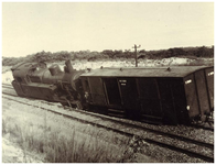  Een serie van 4 foto's betreffende een sabotage daad op de spoorlijn Budel-Weert 1944 waardoor 6 mensen werden ...
