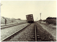 45720 De achterkant van de ontspoorde trein, Budel-Dorplein, 1944
