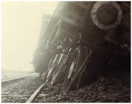 45721 Detail wielen ontspoorde trein, Budel-Dorplein, 1944