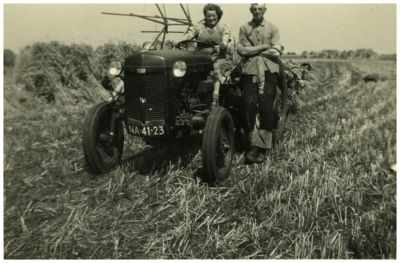 45763 Fam. van Meijl Gastel: ouders van Meijl op tractor bij het maaien van koren, z.j.
