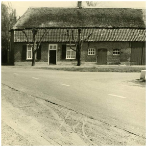45766 Familie van Meijl, Gastel: boerderij familie van Meijl, hoek Gravenkasteel, ong. 1950