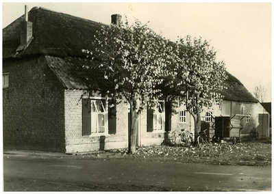 45768 Familie van Meijl, Gastel: boerderij familie van Meijl, hoek Gravenkasteel, ong. 1950