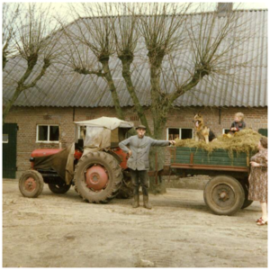 45775 Familie van Meijl, Gastel: boerderij familie van Meijl , met op de voorgrond tractor en mestverspreider, ca 1950