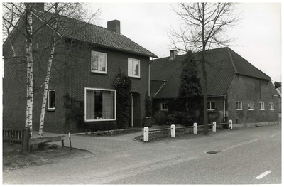 45777 Familie van Meijl, Gastel: oude boerderij met nieuw woonhuis Gravenkasteel, ca 1950