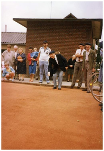 45780 Familie van Meijl, Gastel: jeu de boulles baan, op achtergrond elektriciteitshuisje (verdeelstation) Gastel, ca 1990
