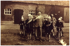 45786 Familie van Meijl, Gastel: voor de boerderij de kinderen van Meijl, 1950 - 1960