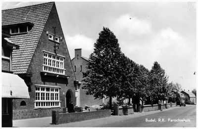 45946 Gemeenschapshuis, Budel: oude gedeelte, reeds gerenoveerd met op achtergrond de voormalig Aloysiusschool. Deze ...