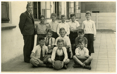 45948 School voetbalelftal St. Aloysiusschool: zittend vlnr. Theo Fransen, Theo Duisters, Jos Teeuwen 2e rij vlnr Wim ...