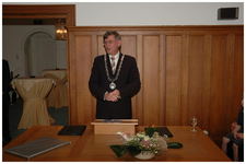 45958 Burgemeester Bart Meinema in oude raadzaal, 11-09-2005
