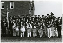 45960 Schutterij St. Antonius en St. Nicolaas Budel: links Leo Nouwen, rechts Driek Wijnen, in het midden burgemeester ...