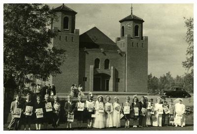 45986 Communicanten: 1e communiekanten voor de kerk van Budel-Dorplein, 06-06-1954