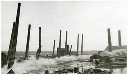  Een serie van 12 foto's betreffende de Zinkfabriek Budel-Dorplein: sloop thermische fabriek KZM, 1972