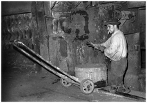  Een serie van 5 foto's betreffende de Zinkfabriek Budel-Dorplein, 1960