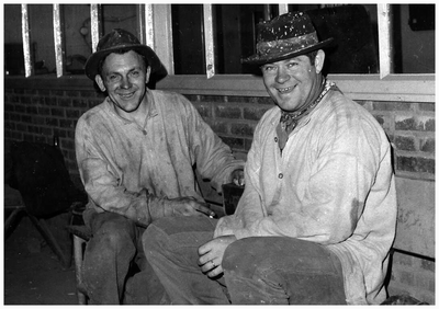 46014 Pauze van de ovenwerkers op de zinkfabriek. Dhr Piet Bogers en dhr Sjaak Verhees uit Hamont(B) Na 1973 is op de ...