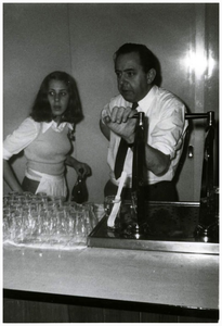 46035 Familie Neeskens, Budel: Louis en Marie Loise Neeskens in Café Bonte Os, plaats van uitgaansjeugd, 1972