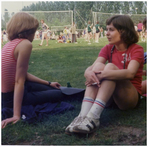 46038 Volleybal toernooi, Budel: rechts Marie-Louise Neeskens en Rokende sportster J. de Laat, 1972