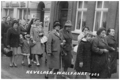 46054 Bedevaart Budelse processie in Kevelaer (Duitsland) - 1965 3e van links met handtas An Broers - van de Broek met ...