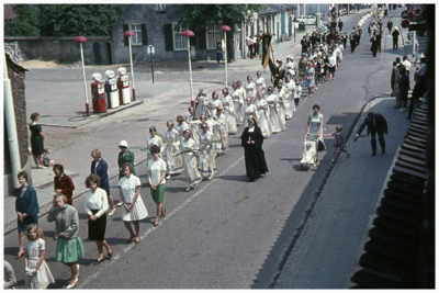 46093 Sacramentsprocessie: trekt door de straten van Maarheeze. Kruispunt Hof van Holland, 1948