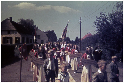 46095 Sacramentsprocessie, Maarheeze: Op achtergrond links de voormalige bierbrouwerij, 1948
