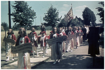 46097 Sacramentsprocessie, Maarheeze: over toenmalige Leenderweg, 1948