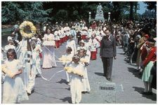 46107 Neomist, Budel: Gerard Rooymans, begeleider Louis Neeskens, kleine priester Henk Mathijsen, voorste bruidje Jet ...