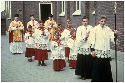 46115 Jubileum rector Tychon, Budel: links achter, Pastoor van de Heijden, Rector Tychon en pastoor Panis. misdienaars ...